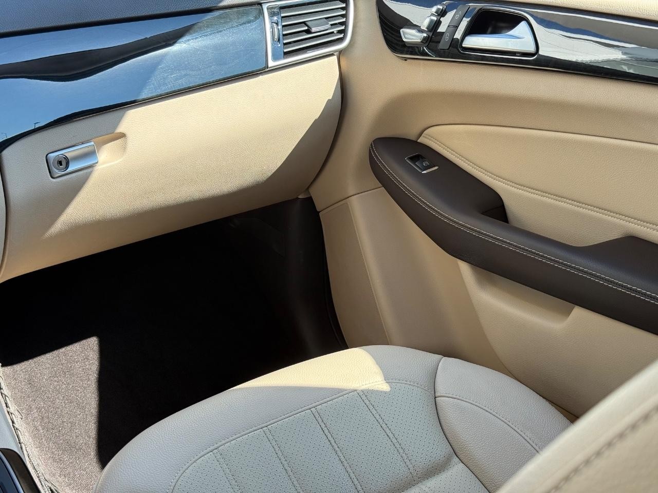 Mercedes-Benz GLE Vehicle Image 14