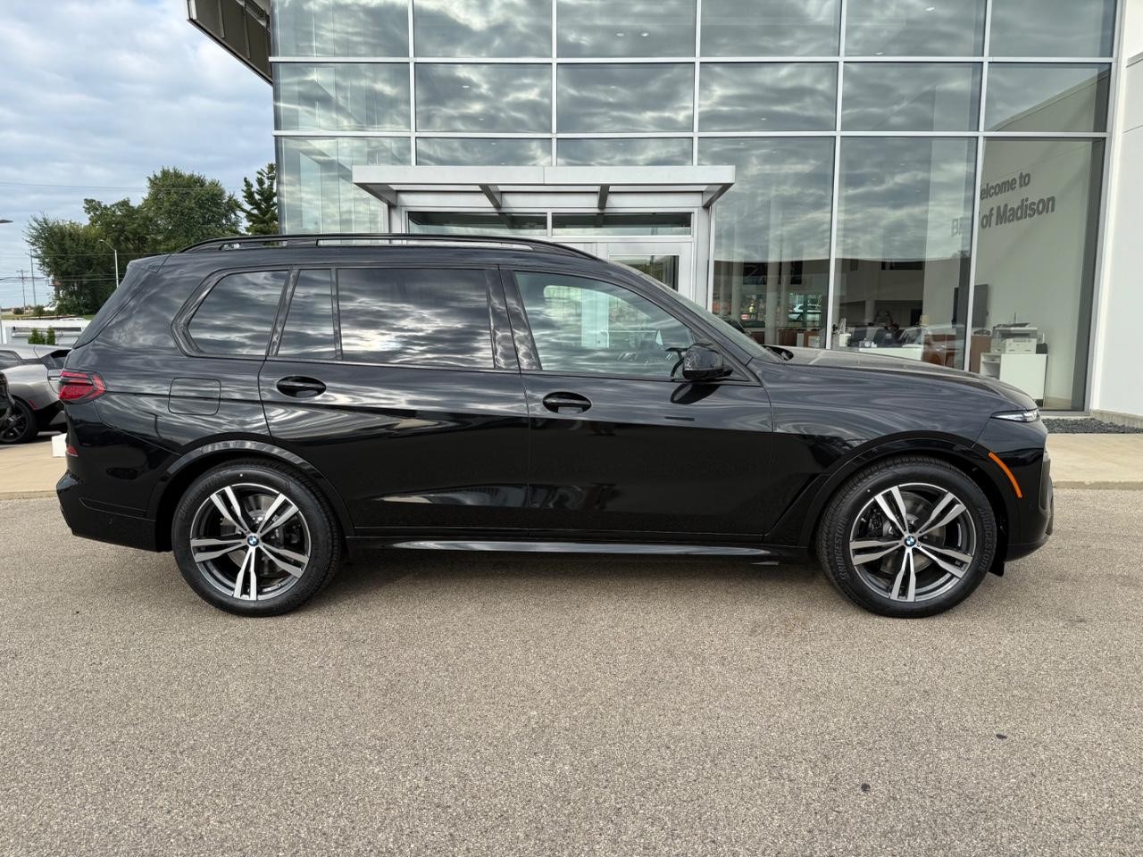 BMW X7 Vehicle Image 02