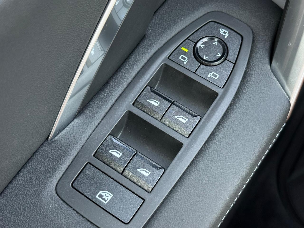 BMW X1 Vehicle Image 16