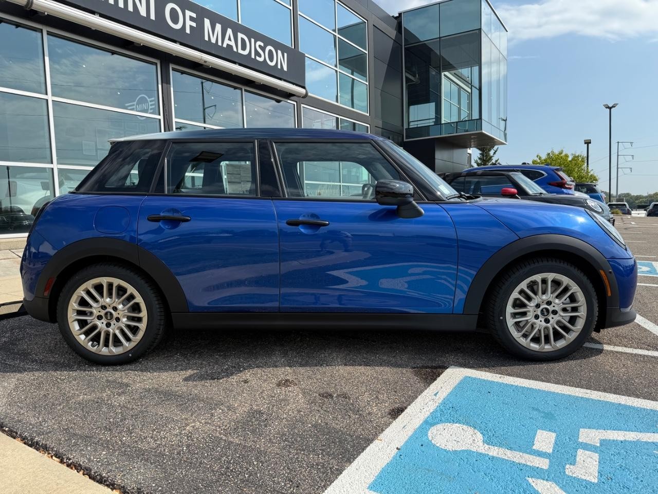 MINI Hardtop 4 Door Vehicle Image 02