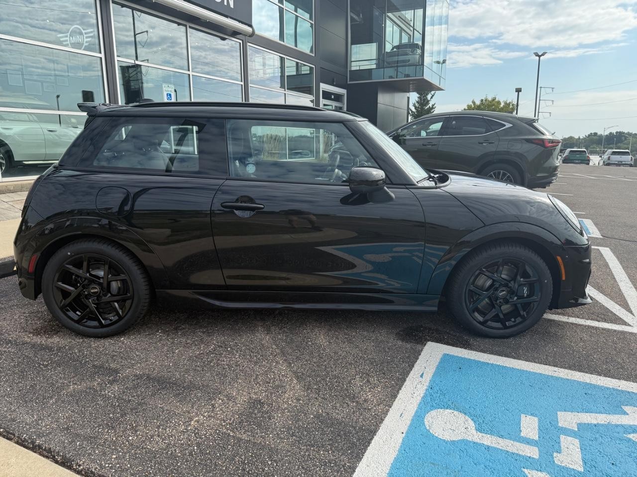 MINI Hardtop 2 Door Vehicle Image 02