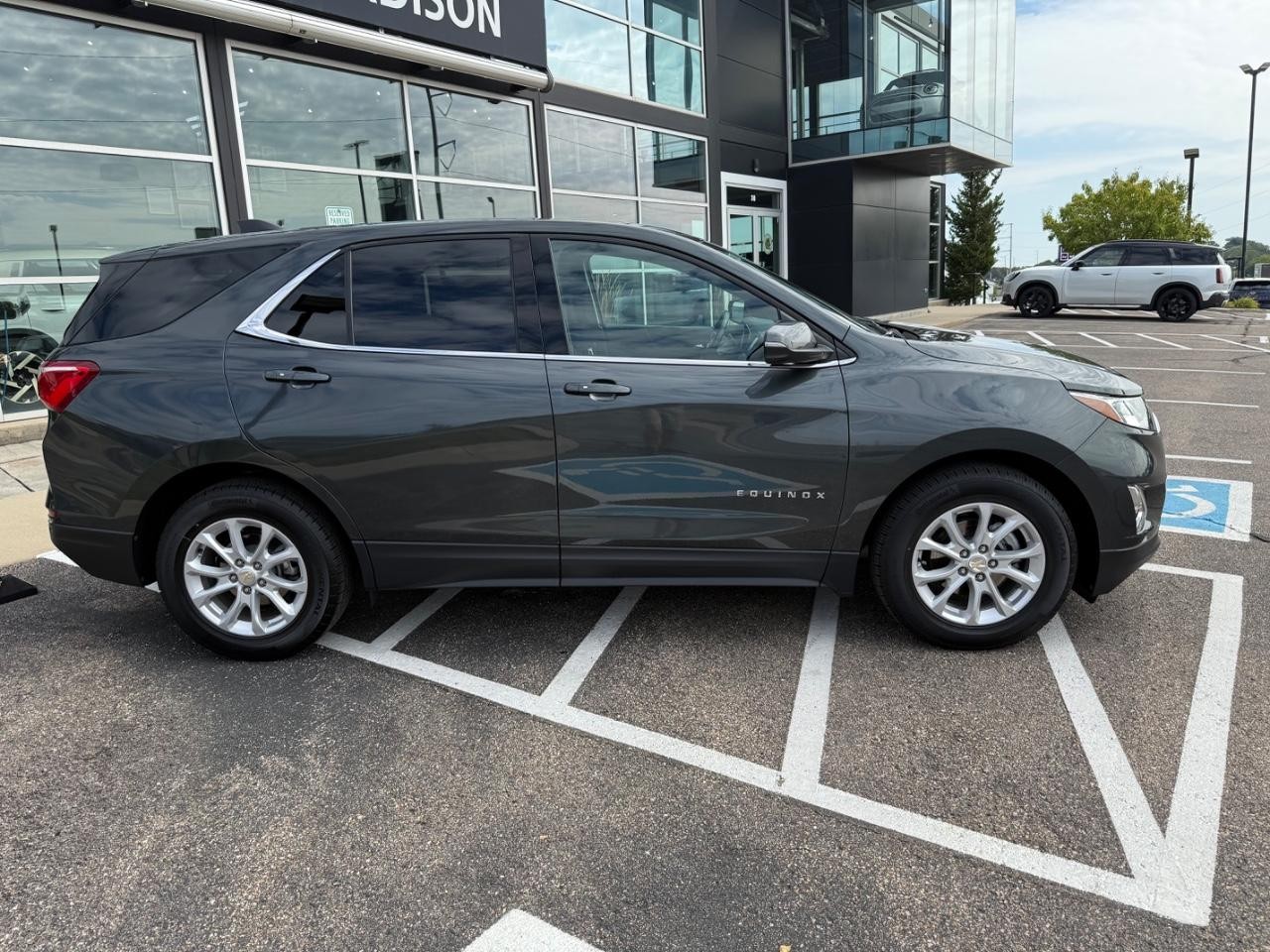 Chevrolet Equinox Vehicle Image 02