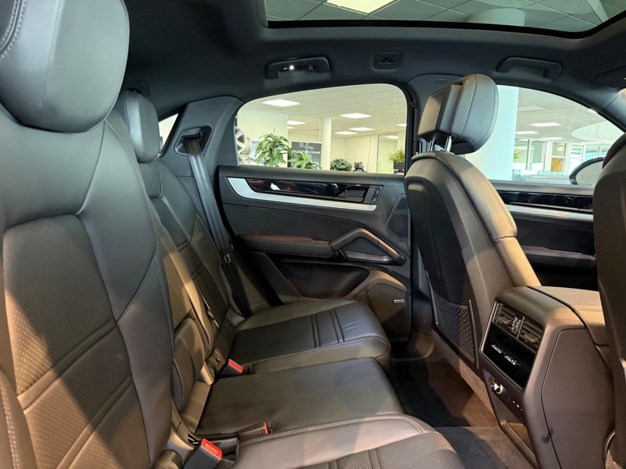 Porsche Cayenne Vehicle Image 09