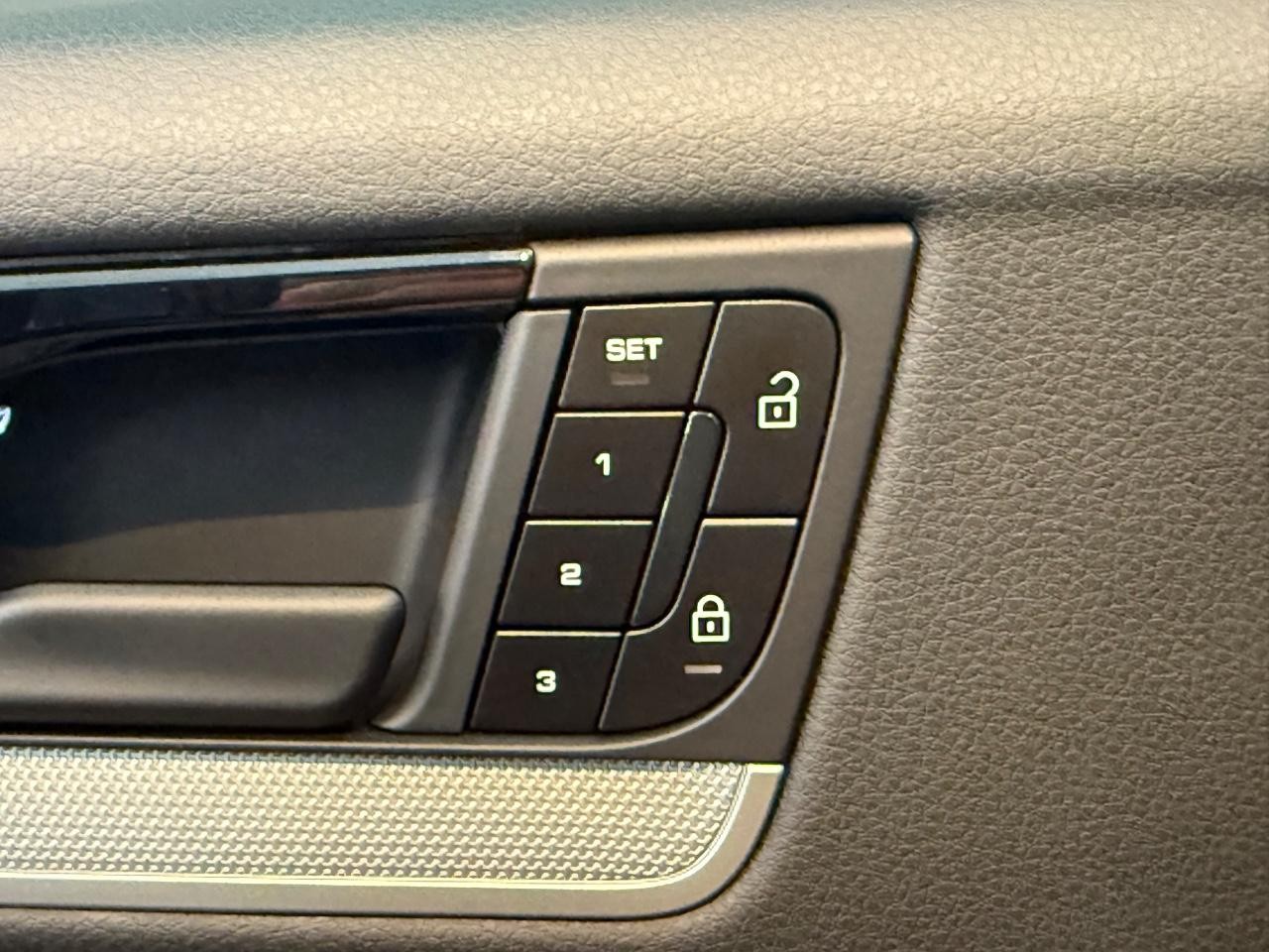 Porsche Cayenne Vehicle Image 14