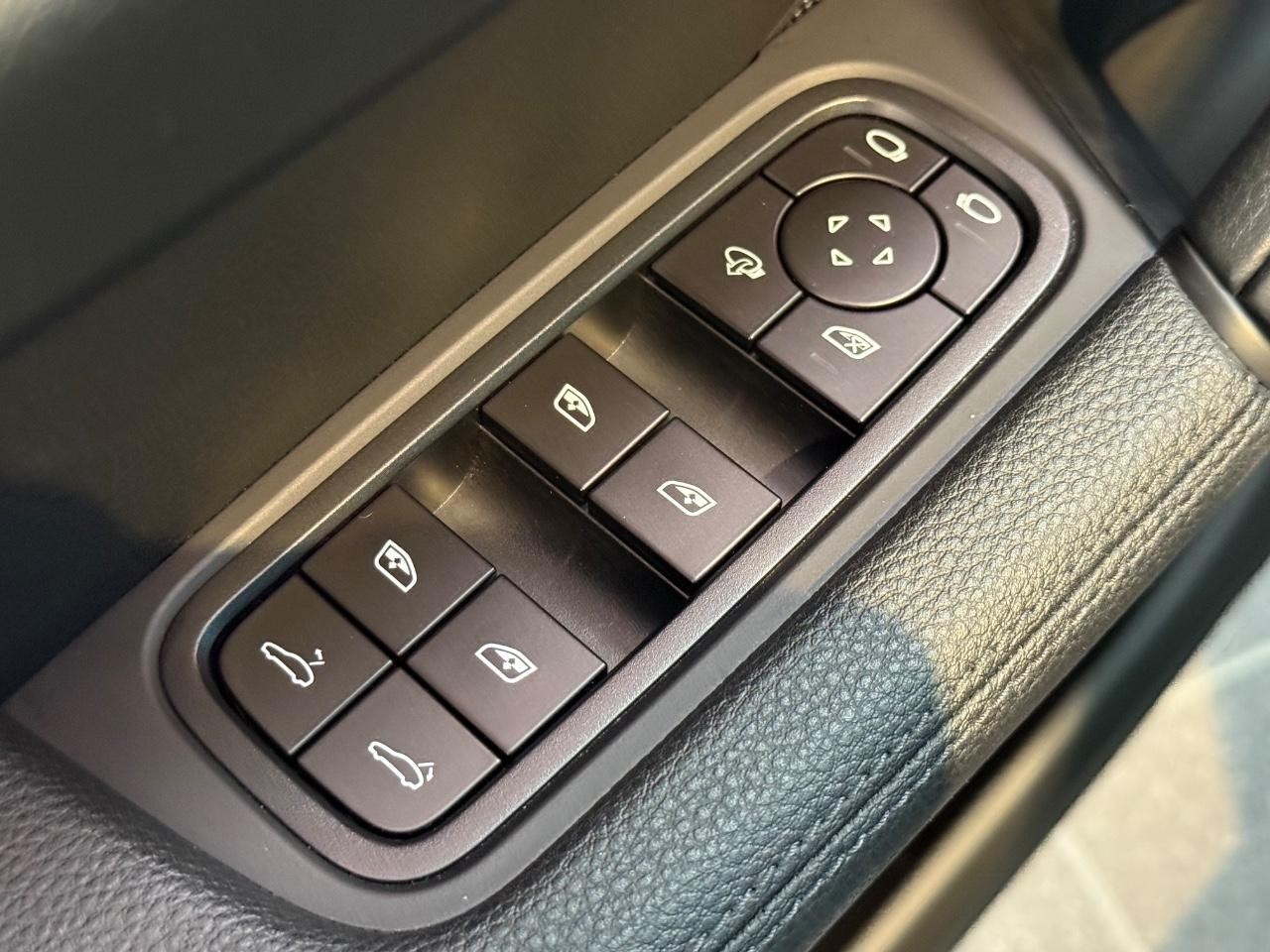 Porsche Cayenne Vehicle Image 18