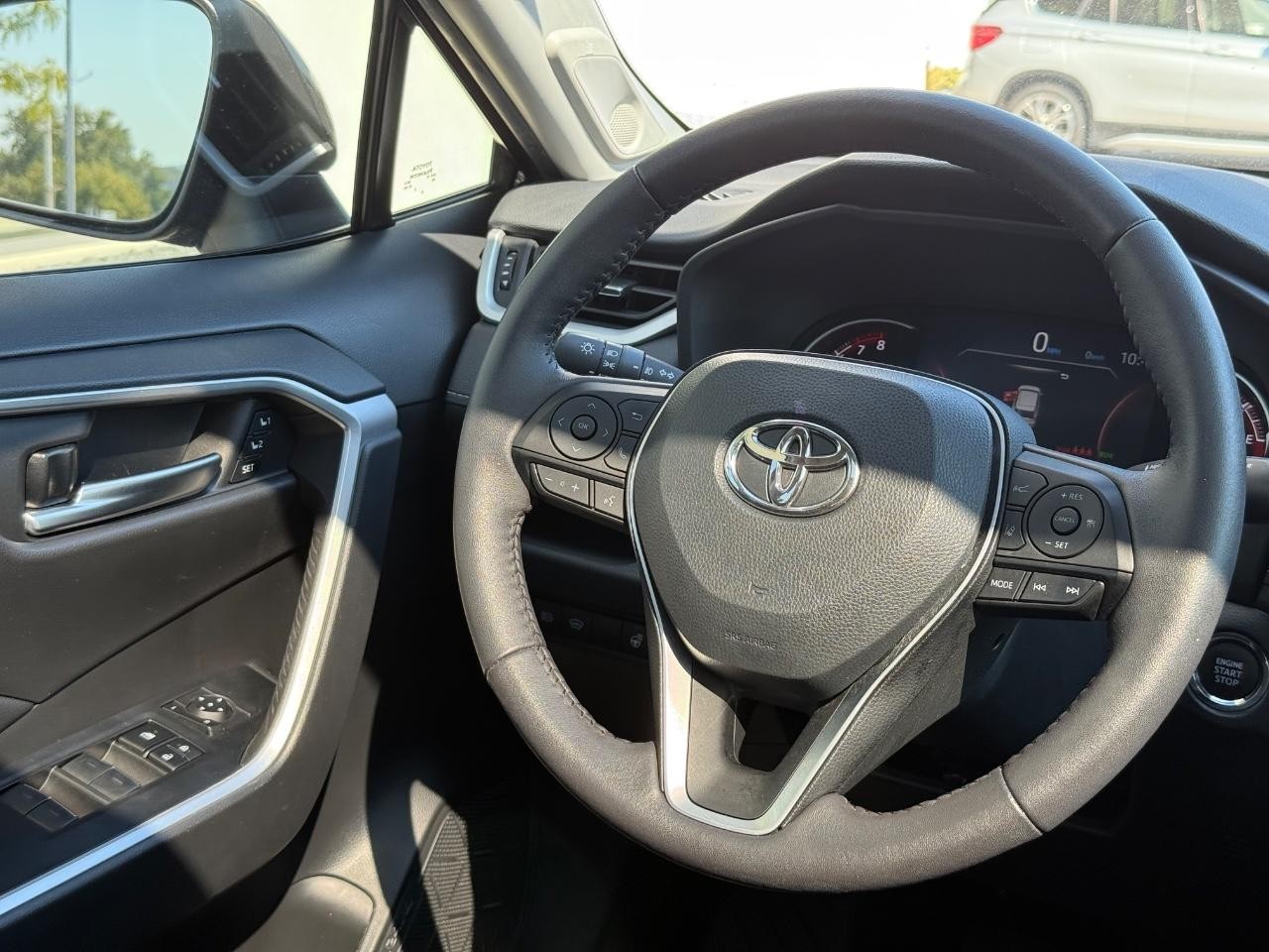 Toyota RAV4 Vehicle Image 13