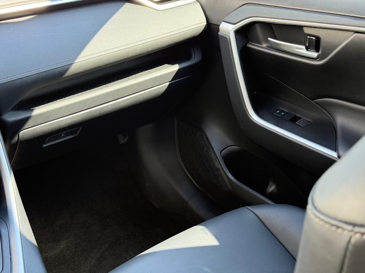 Toyota RAV4 Vehicle Image 14