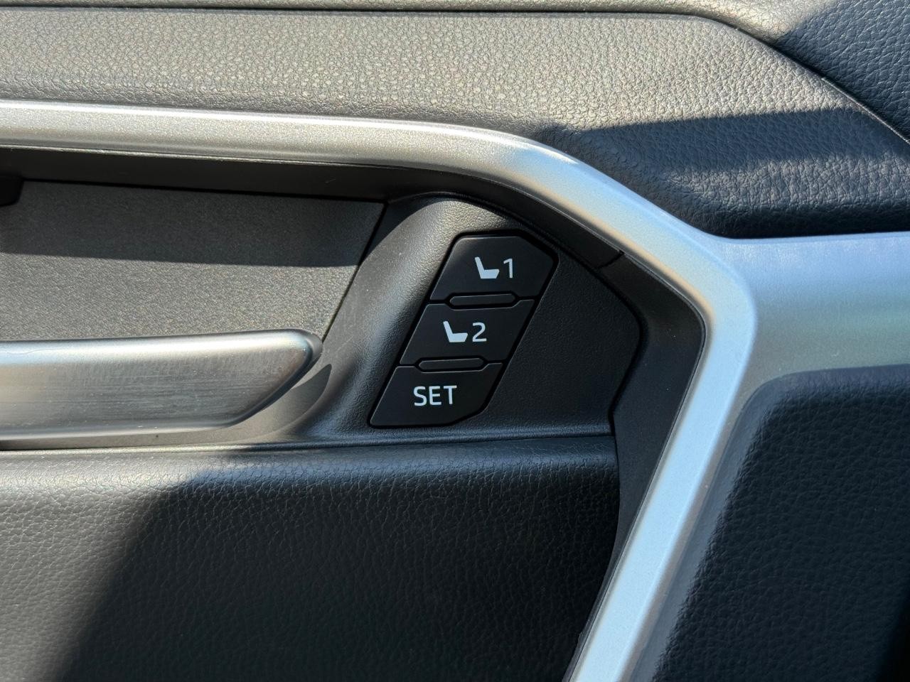 Toyota RAV4 Vehicle Image 15