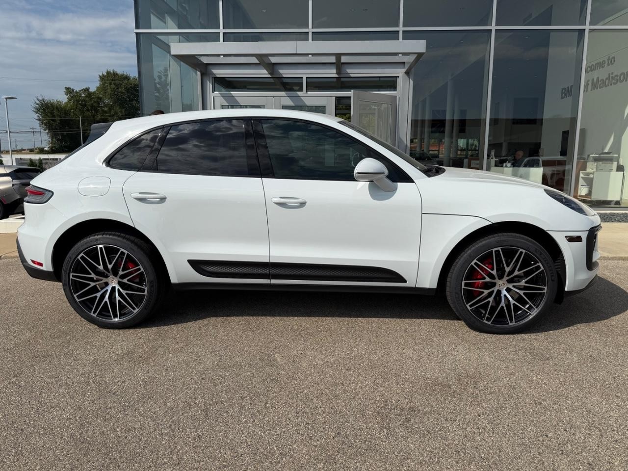 Porsche Macan Vehicle Image 02
