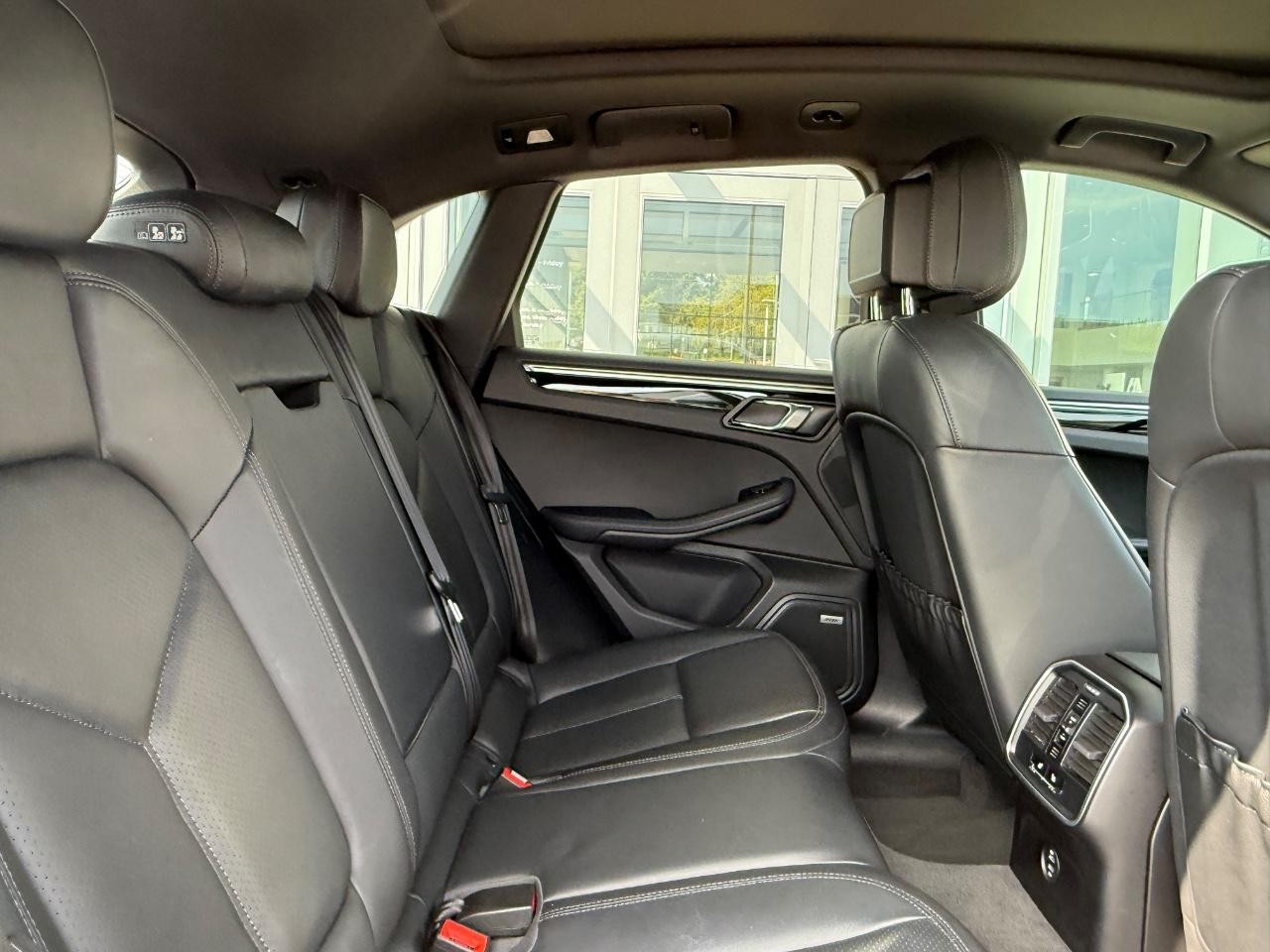 Porsche Macan Vehicle Image 09