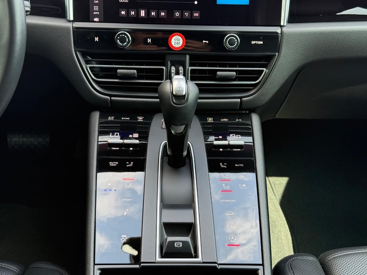 Porsche Macan Vehicle Image 12