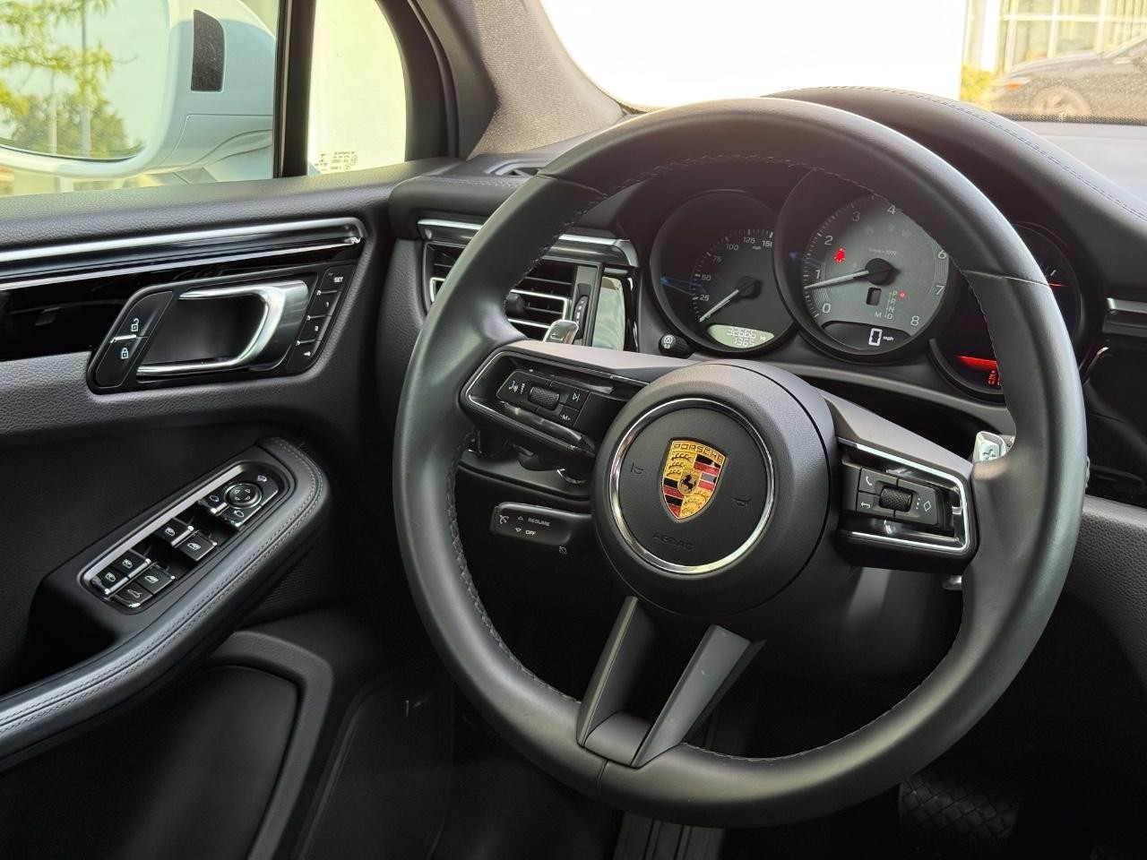 Porsche Macan Vehicle Image 13