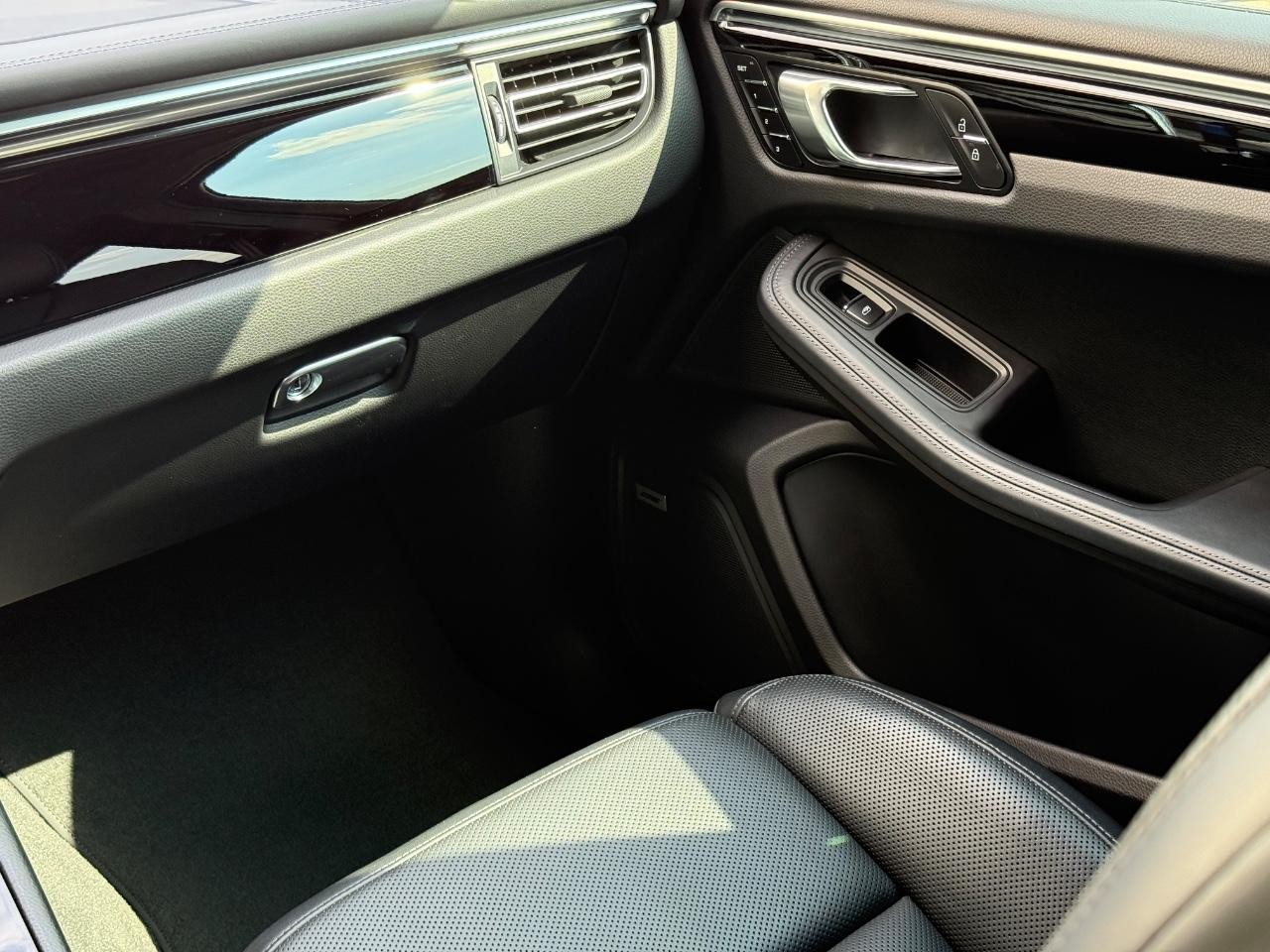 Porsche Macan Vehicle Image 14