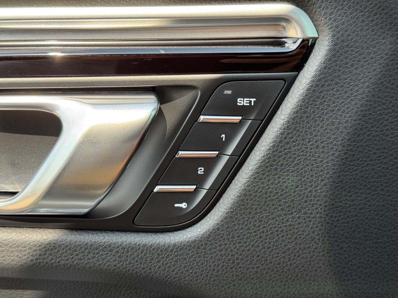 Porsche Macan Vehicle Image 15