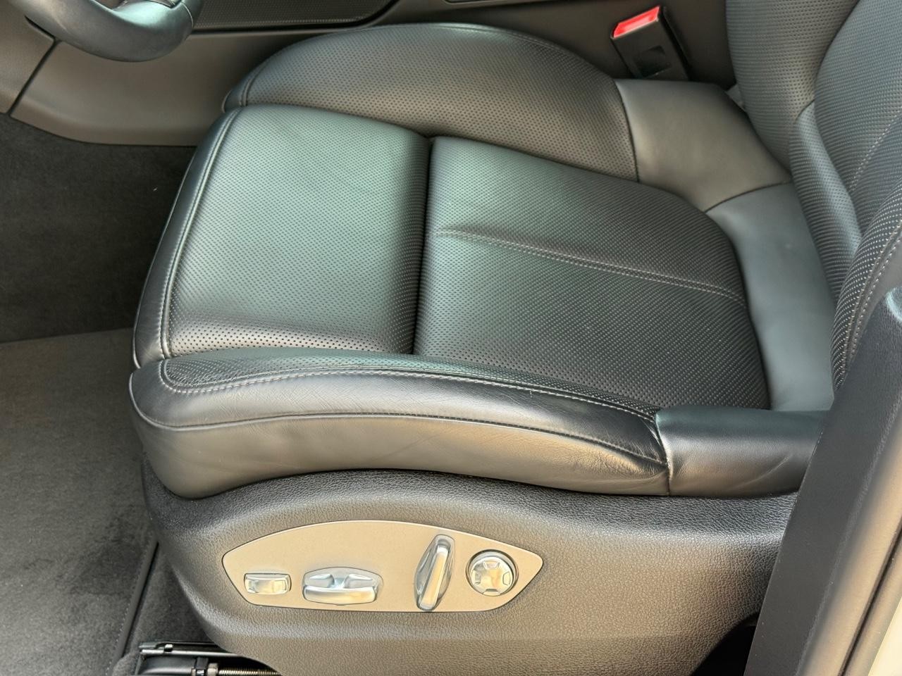 Porsche Macan Vehicle Image 21