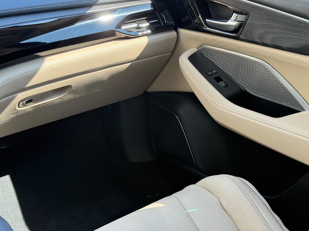 Acura MDX Vehicle Image 16