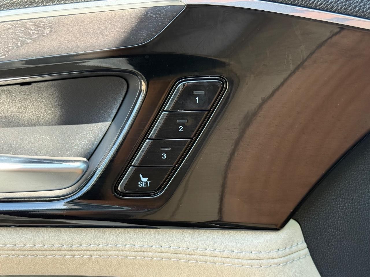 Acura MDX Vehicle Image 17