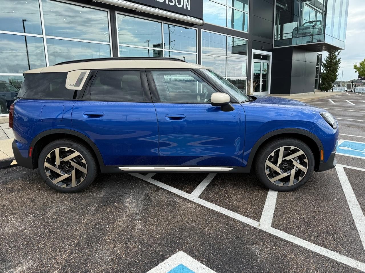 MINI Countryman Vehicle Image 02