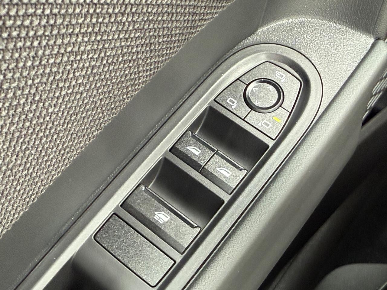 MINI Convertible Vehicle Image 14