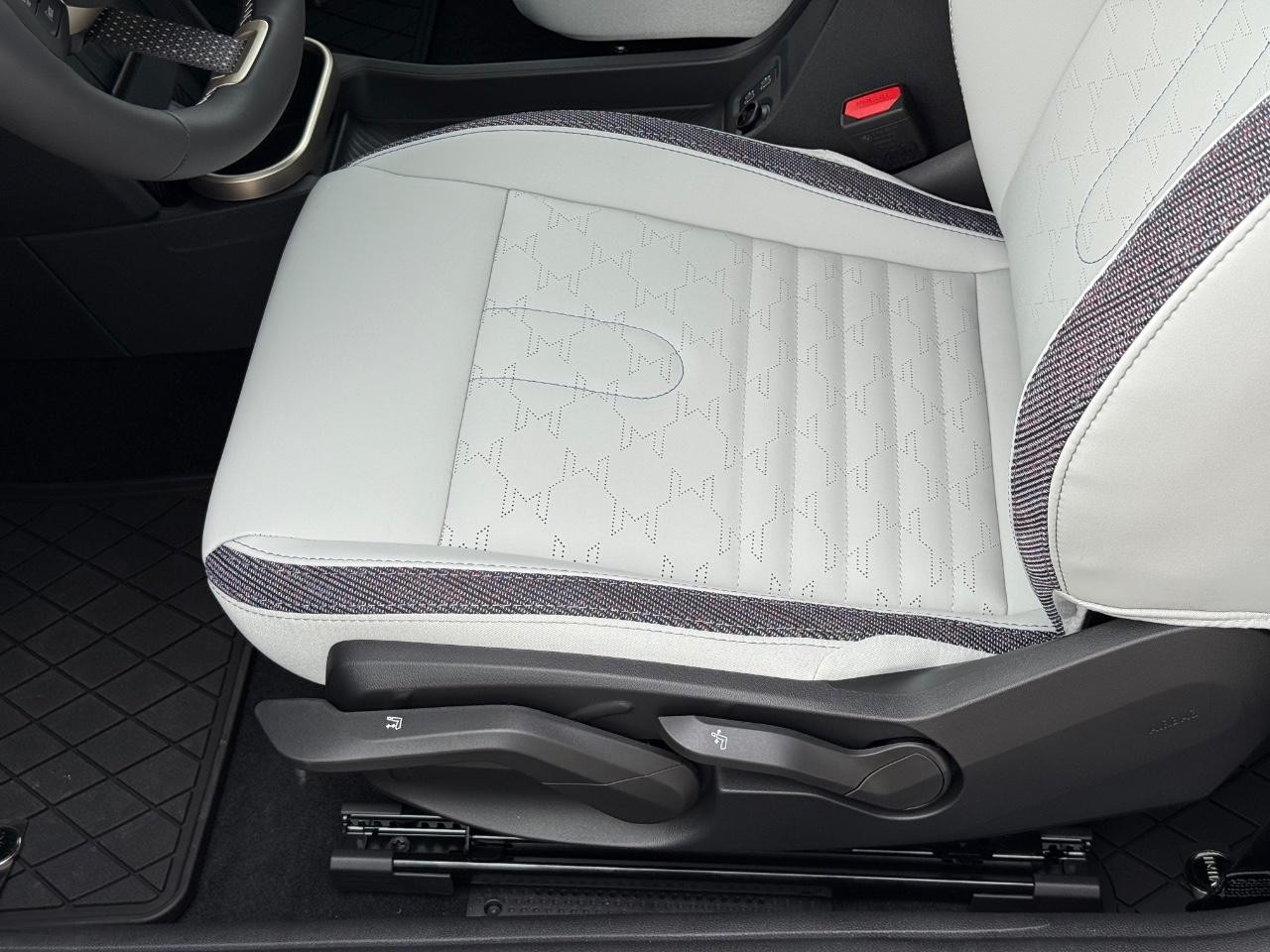 MINI Convertible Vehicle Image 15