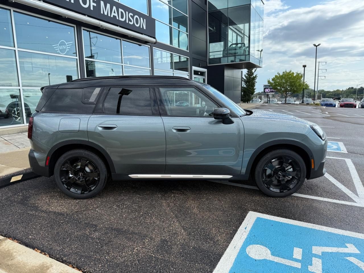 MINI Countryman Vehicle Image 02