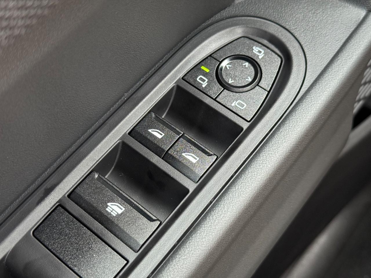 MINI Convertible Vehicle Image 15