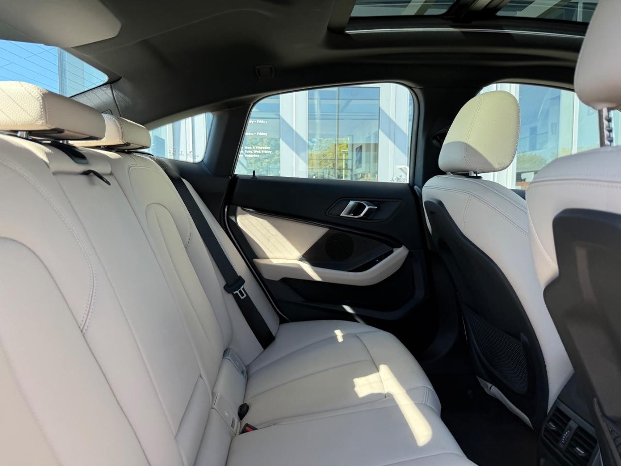 BMW 2 Series Vehicle Image 09