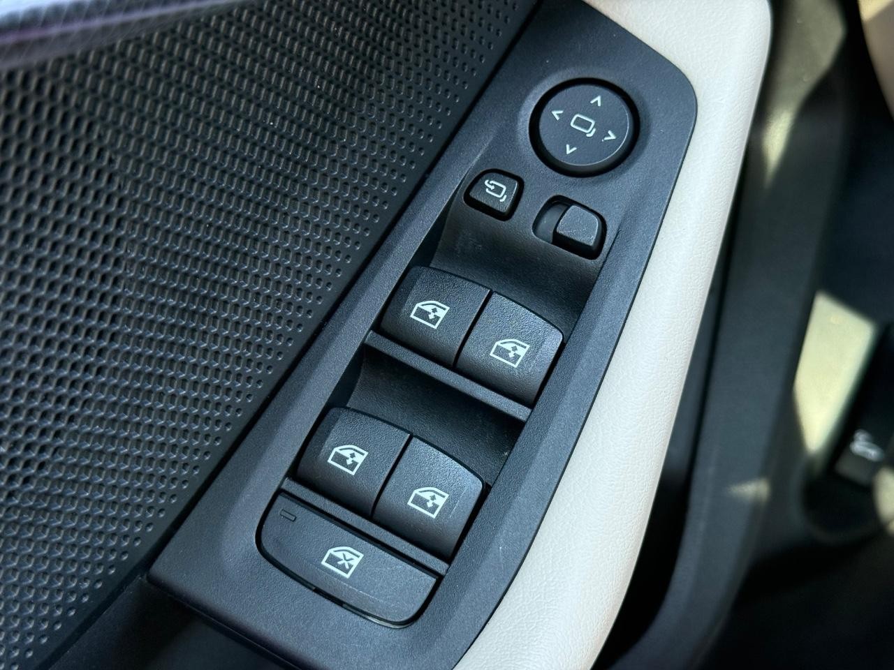 BMW 2 Series Vehicle Image 21