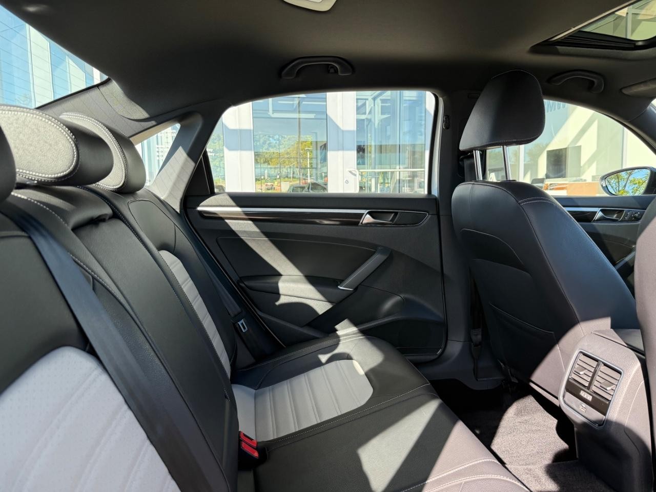 Volkswagen Passat Vehicle Image 09