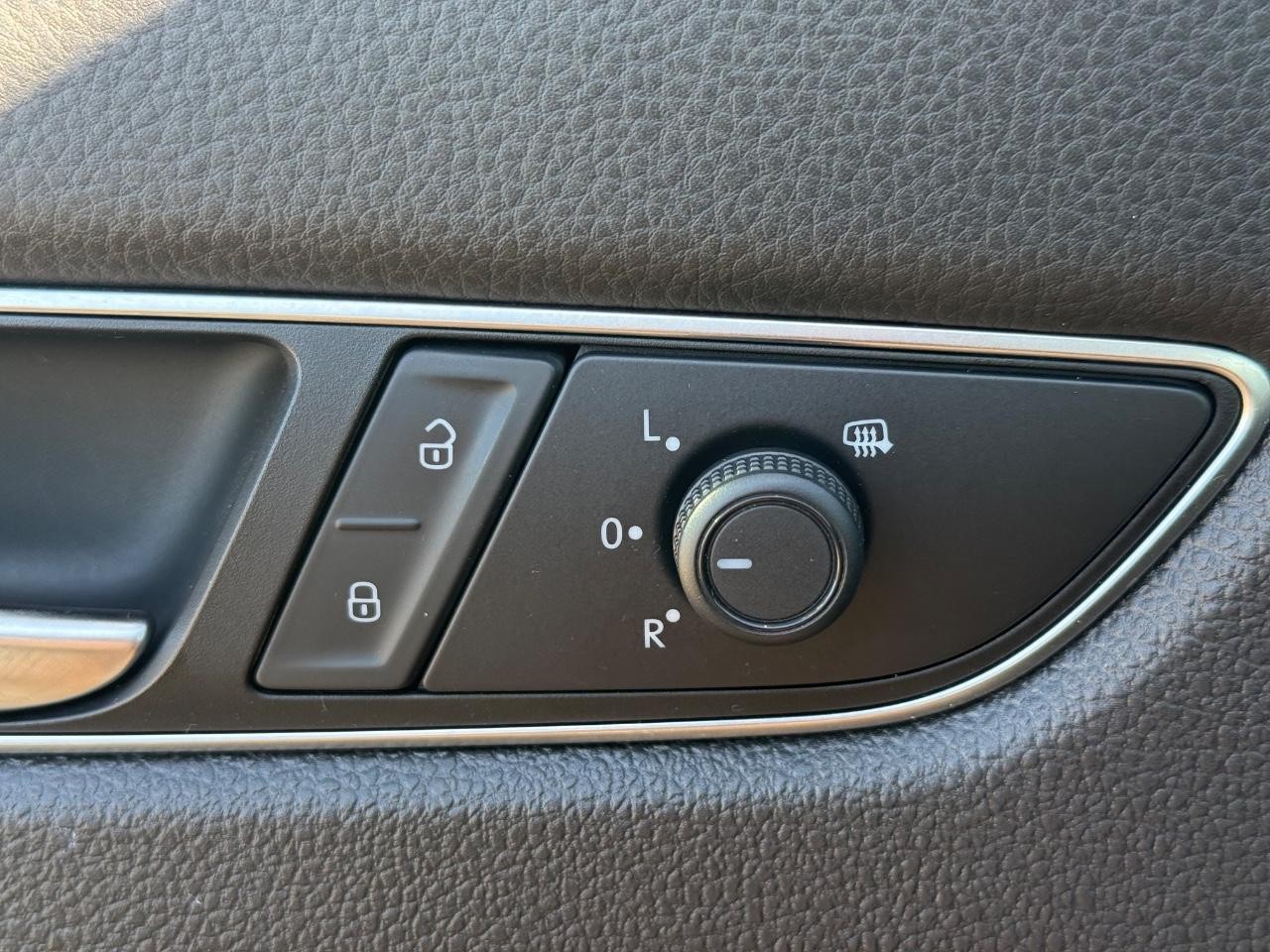Volkswagen Passat Vehicle Image 21