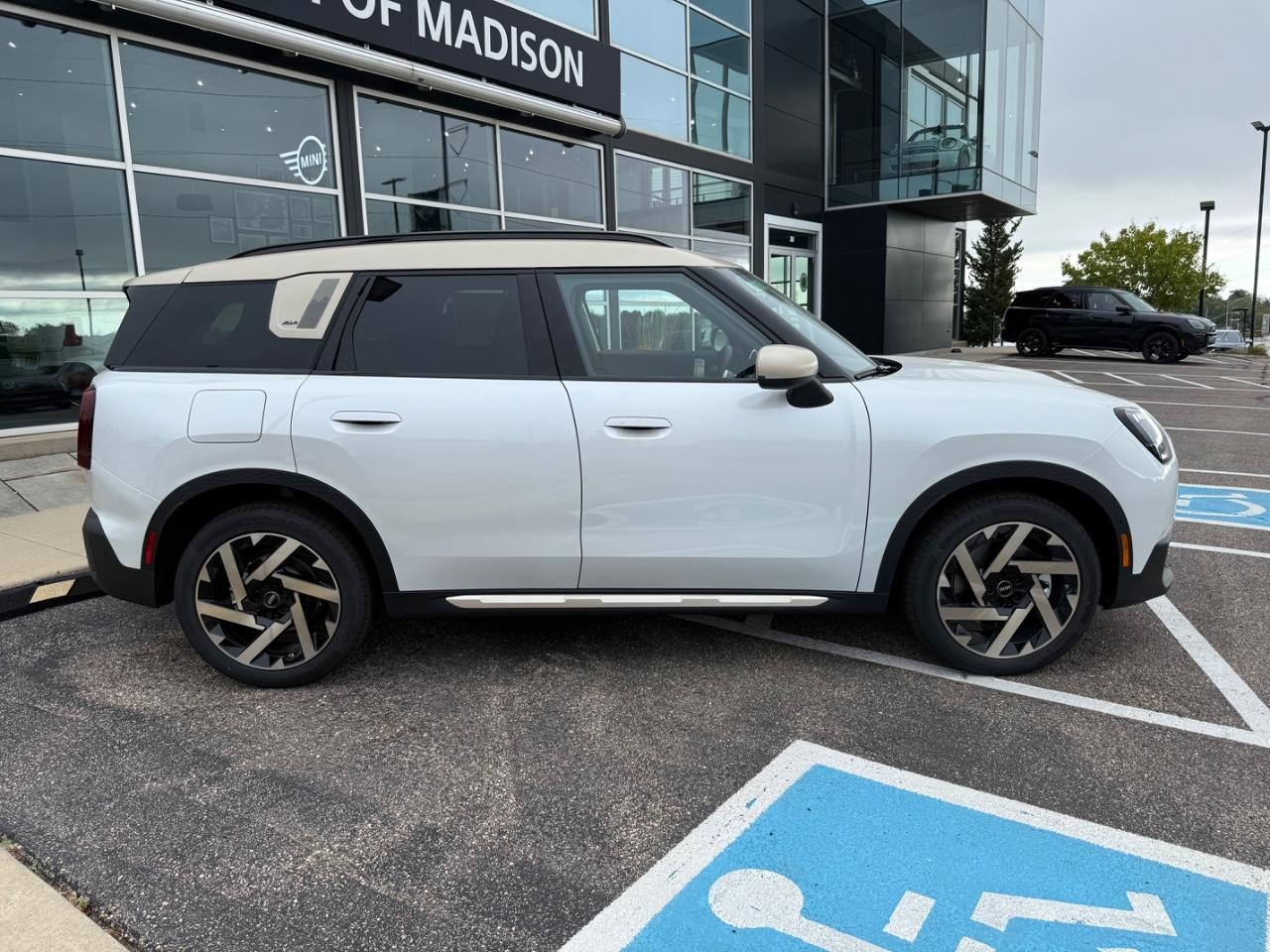 MINI Countryman Vehicle Image 02