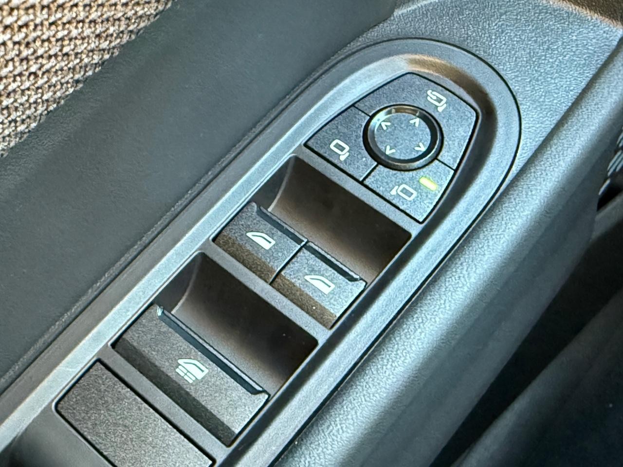 MINI Convertible Vehicle Image 16