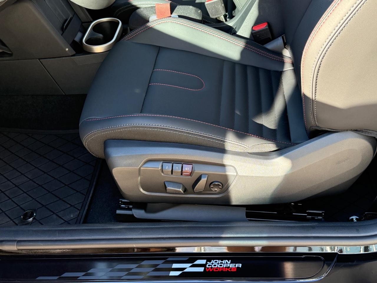 MINI Convertible Vehicle Image 17