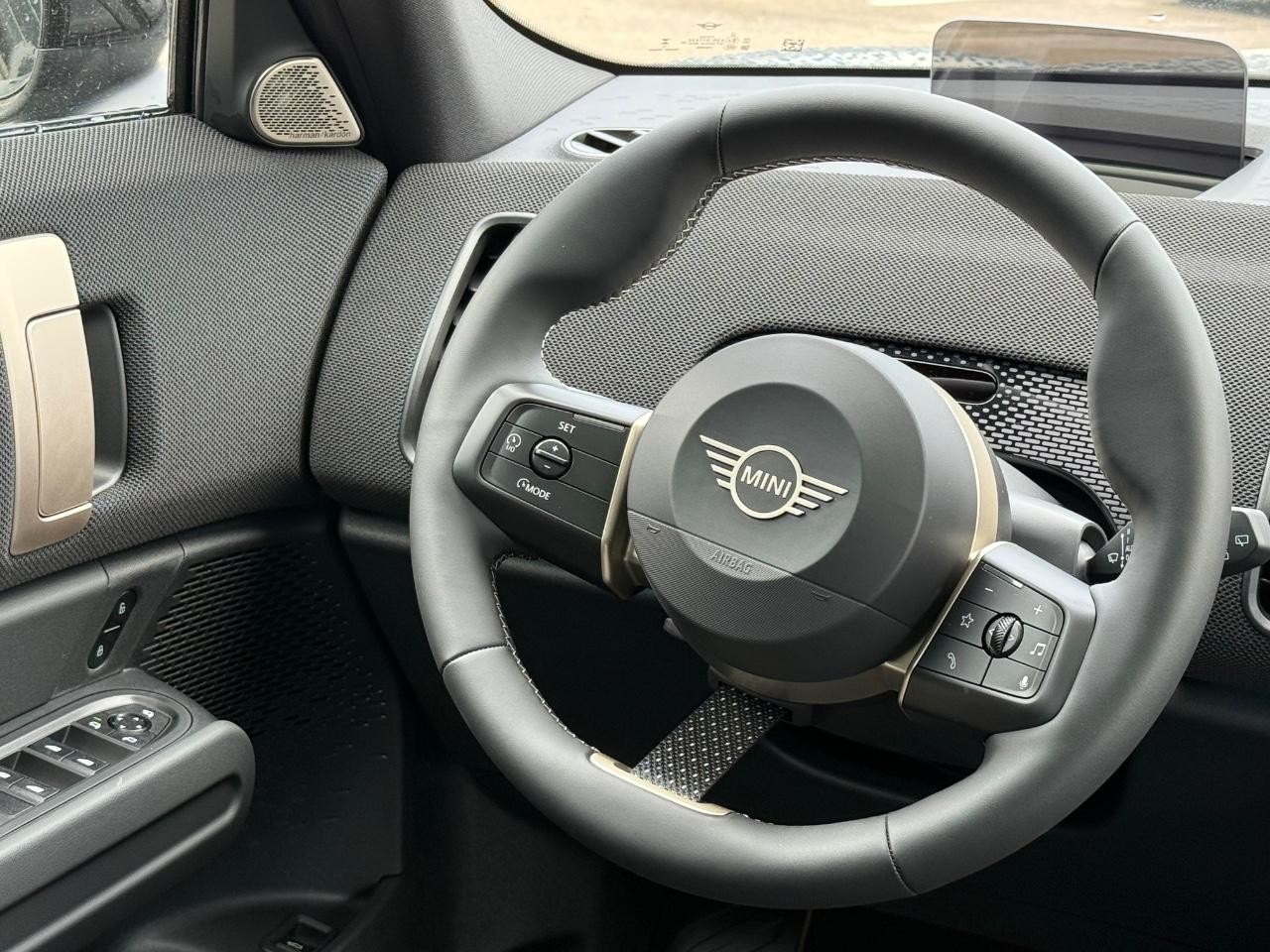 MINI Countryman Vehicle Image 09