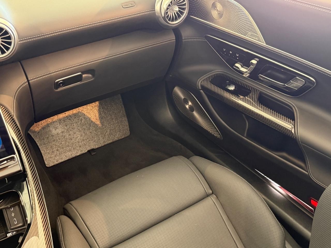 Mercedes-Benz SL Vehicle Image 12