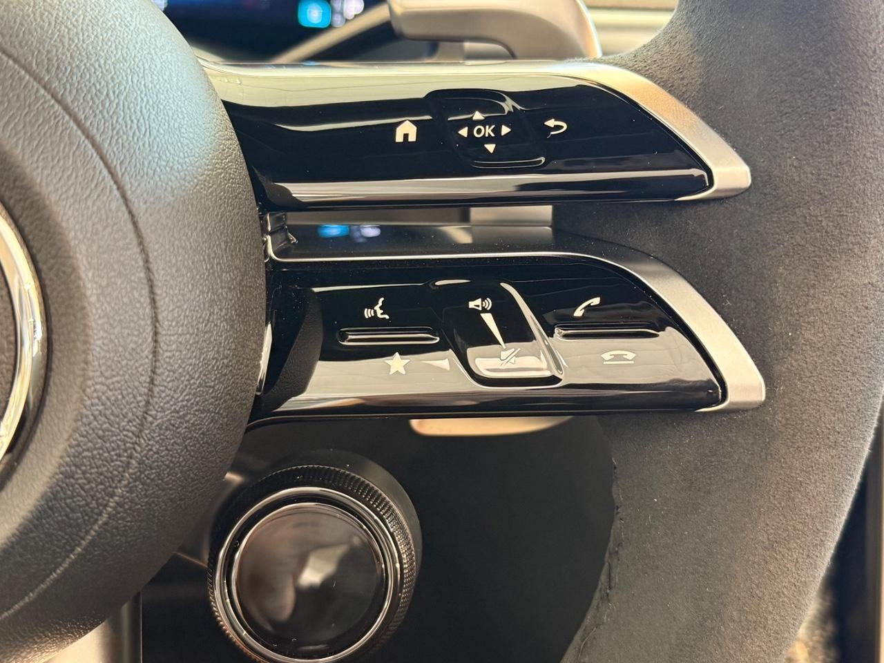 Mercedes-Benz SL Vehicle Image 15