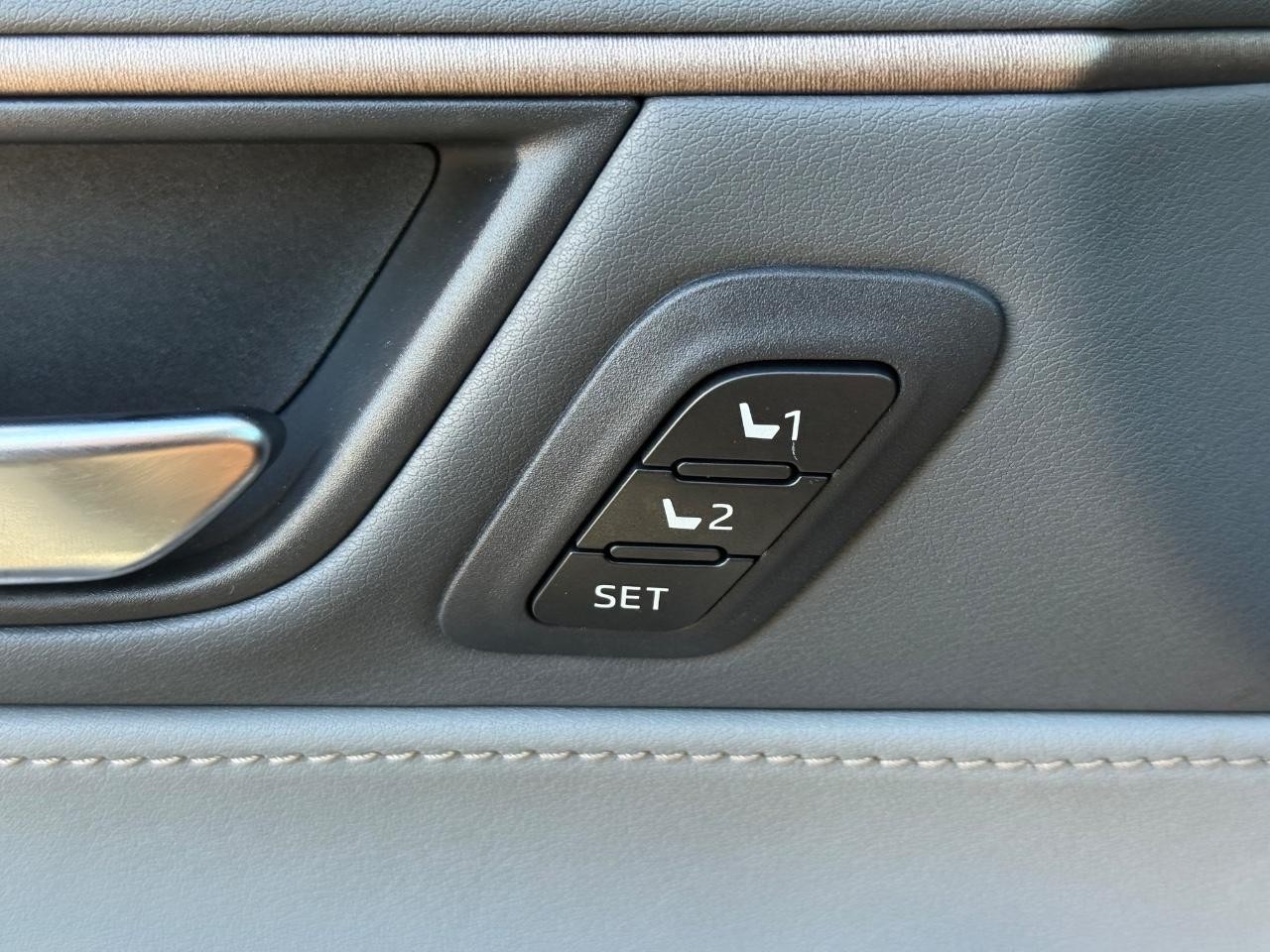 Toyota Venza Vehicle Image 16