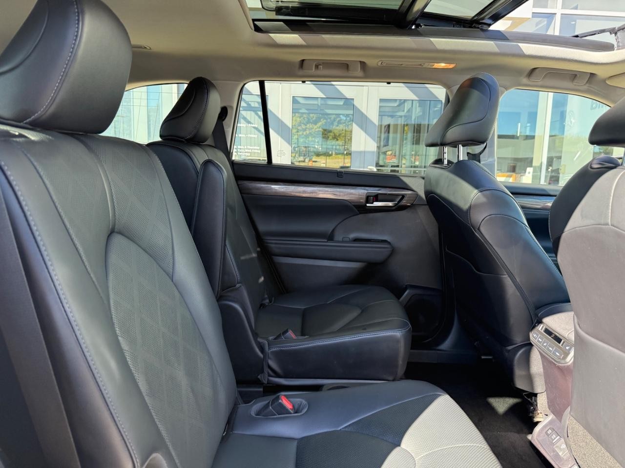 Toyota Highlander Vehicle Image 10