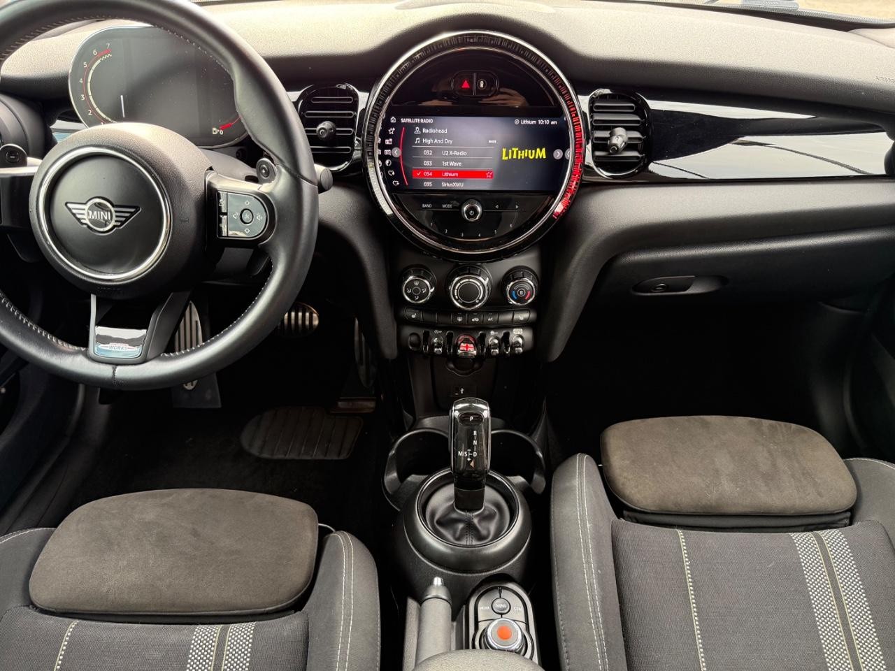 MINI Convertible Vehicle Image 11