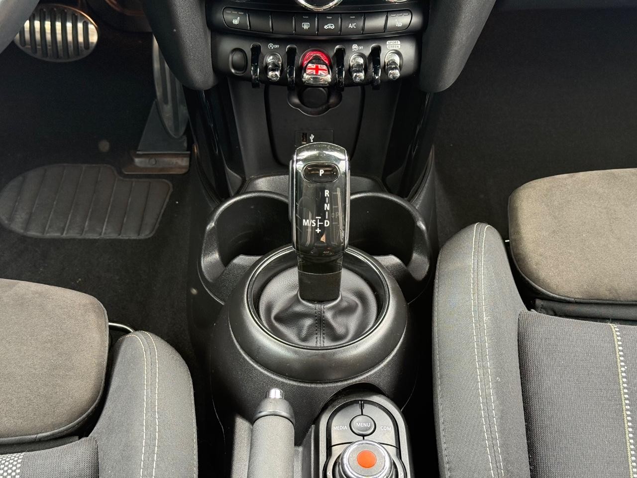 MINI Convertible Vehicle Image 13