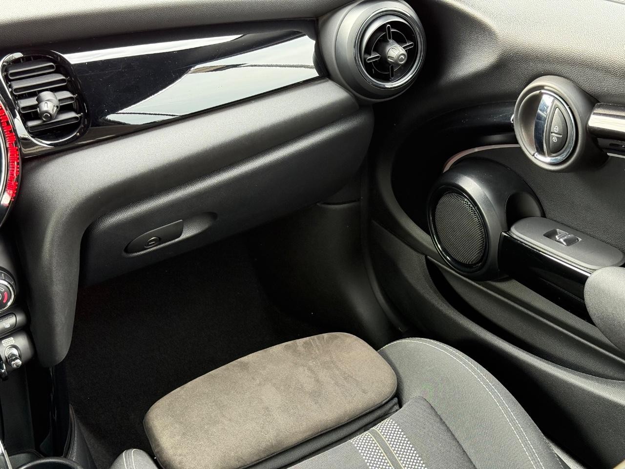 MINI Convertible Vehicle Image 15