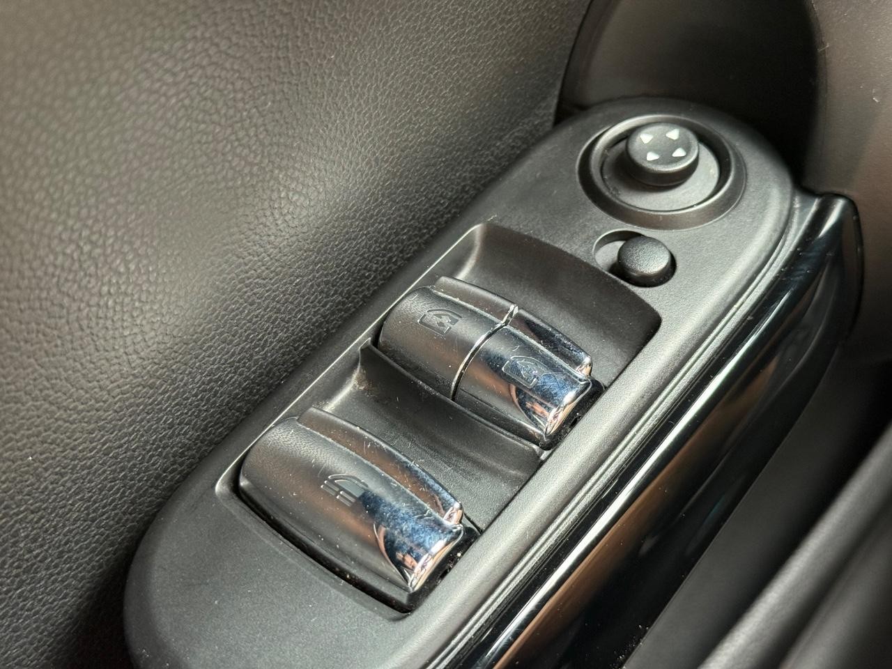 MINI Convertible Vehicle Image 21