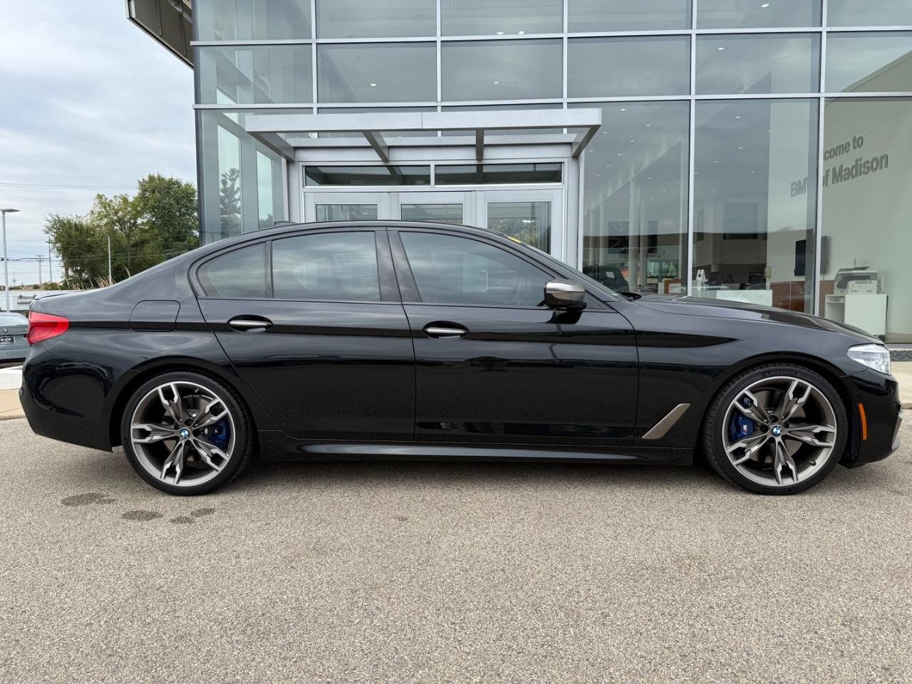 BMW 5 Series Vehicle Image 02