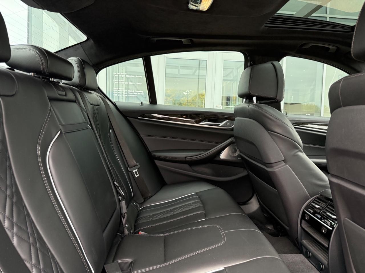 BMW 5 Series Vehicle Image 09