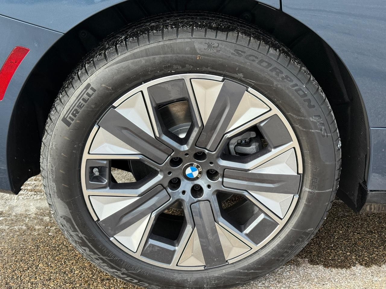 BMW iX Vehicle Image 04