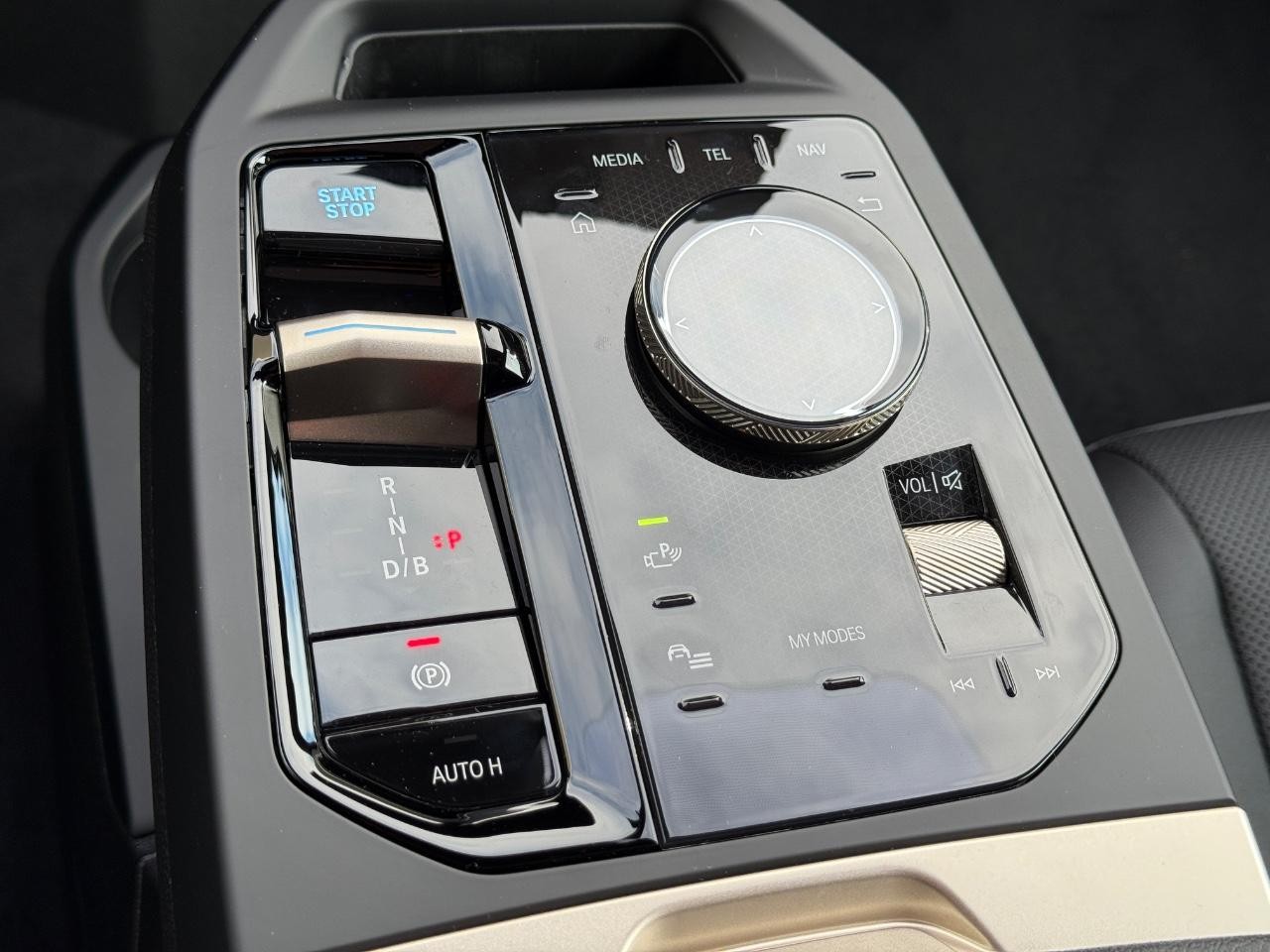 BMW iX Vehicle Image 14