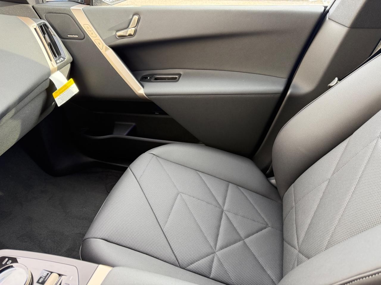 BMW iX Vehicle Image 15