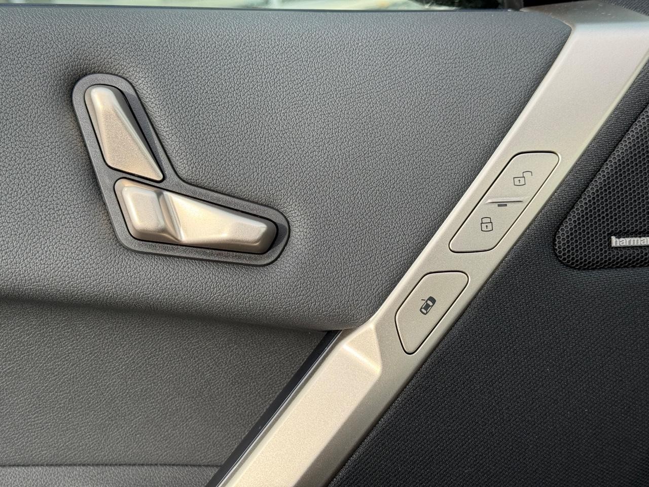 BMW iX Vehicle Image 17