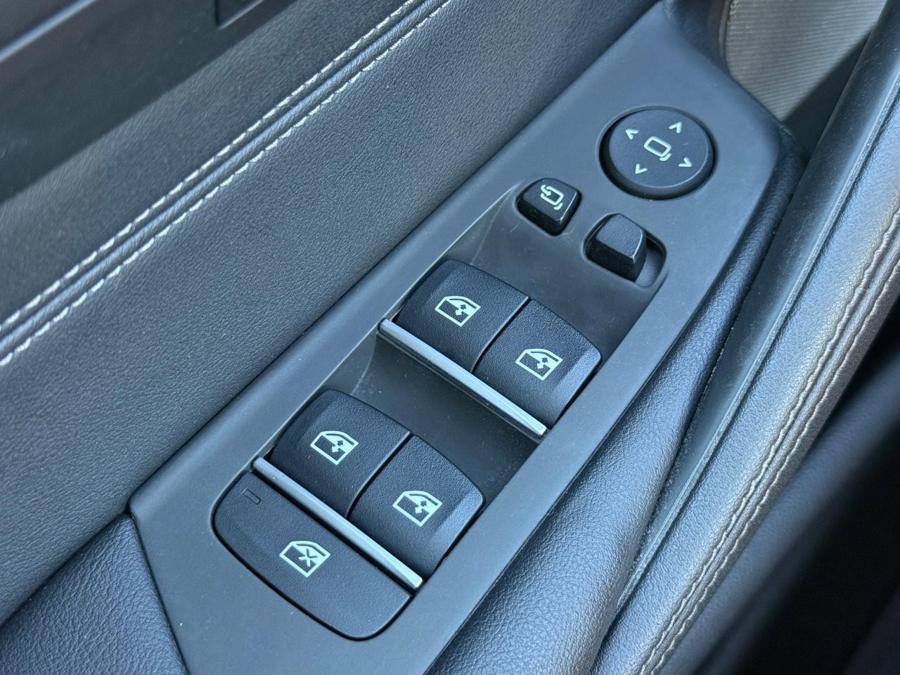 BMW 5 Series Vehicle Image 22