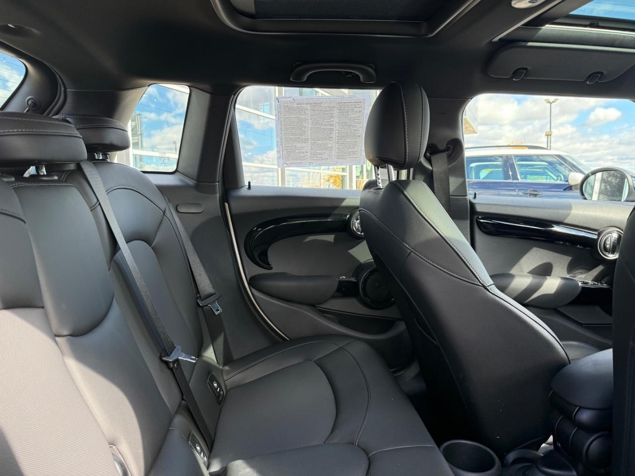 MINI Hardtop 4 Door Vehicle Image 10